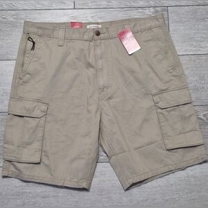 Levi Strauss By Signature Men's Tan Secure Cargo Shorts With Pockets. Hits Knees